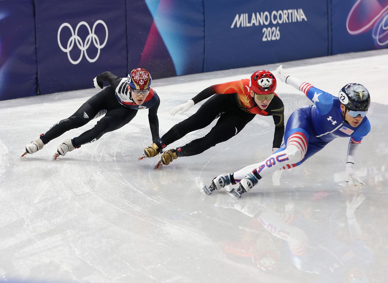 쇼트트랙 남자 500m 예선에서 경쟁을 펼친 세 선수. 임종언, 린샤오쥔, 앤드류 허(왼쪽부터). 연합뉴스