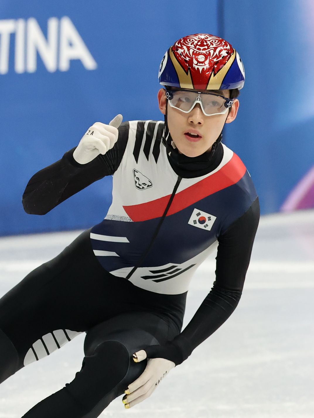 (밀라노=뉴스1) 김진환 기자 = 쇼트트랙 임종언이 16일(현지시간) 이탈리아 밀라노 아이스스케이팅 아레나에서 열린 2026 밀라노·코르티나담페초 동계올림픽 쇼트트랙 남자 5000m 계주 준결승에서 1위로 통과하고 있다. 2026.2.16/뉴스1