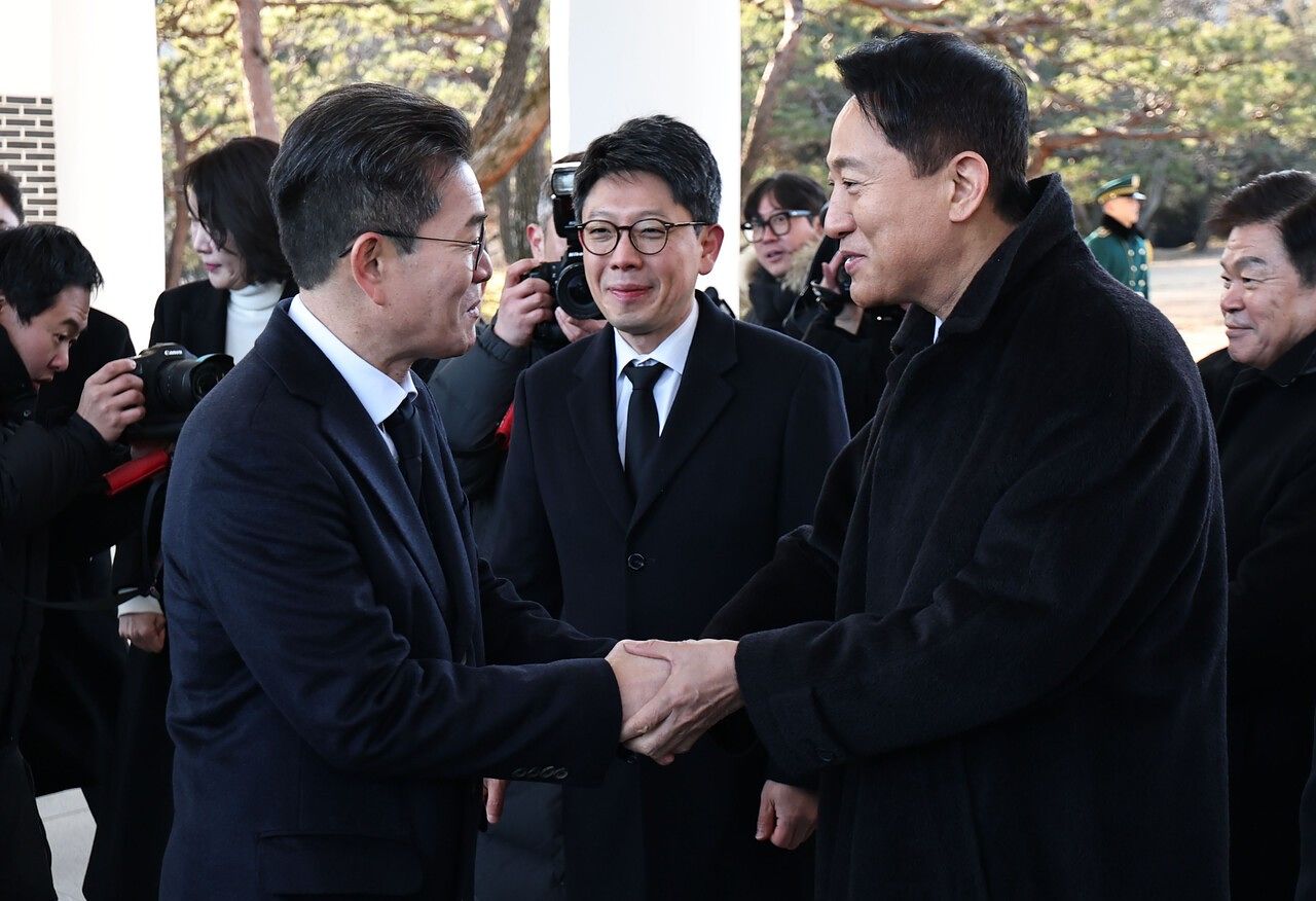 오세훈(오른쪽) 서울시장과 정원오 성동구청장이 새해 첫날인 1월 1일 서울 동작구 국립서울현충원에서 현충탑에 참배를 마친 뒤 인사하고 있다. [연합뉴스]