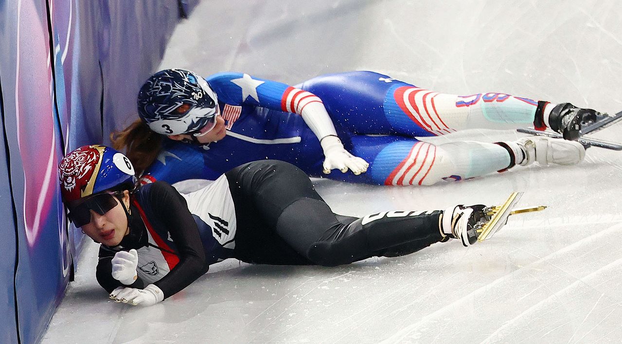 10일(현지시간) 이탈리아 밀라노 아이스스케이팅 아레나에서 열린 쇼트트랙 혼성 2000m 계주 준결승에서 대표팀 김길리와 미국 선수가 부딪히고 있다. 김종호 기자