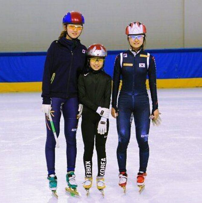 초등학생 시절 심석희(왼쪽), 최민정(오른쪽)과 함께. [사진 700크리에이터스]
