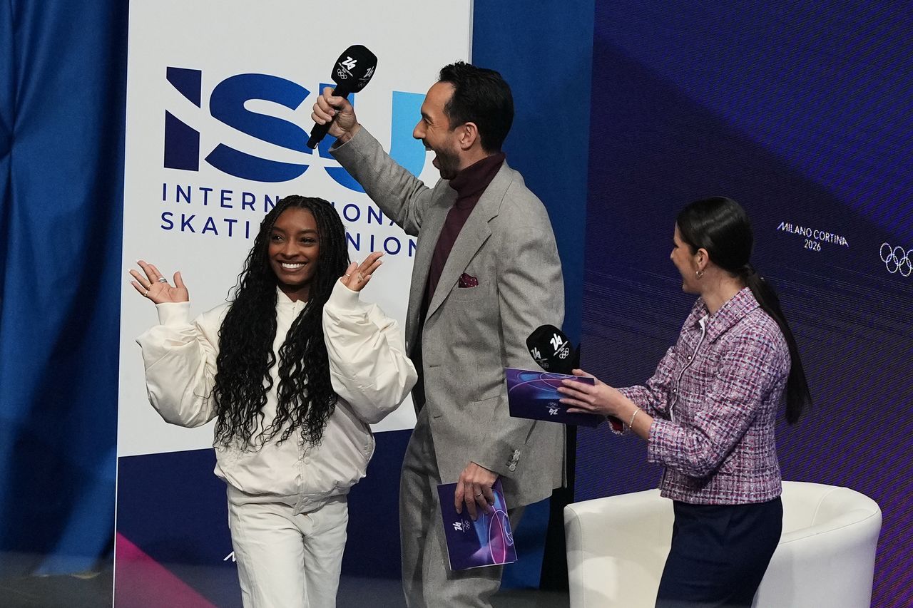 2026 밀라노·코르티나담페초 동계올림픽 현장을 찾은 시몬 바일스(왼쪽). AP=연합뉴스