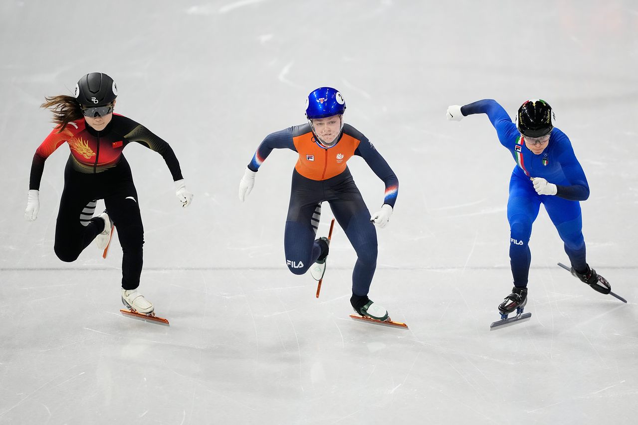 여자 1000m 결승에서 출발하는 공리(왼쪽부터), 잔드라 펠제부르, 폰타나. AP=연합뉴스