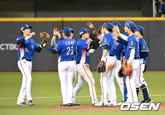 [OSEN=타이베이(대만), 이대선 기자] 한국이 희망했던 경우의 수를 아무 것도 살리지 못했다. 일본이 접전 끝에 쿠바를 제압하고 대만이 호주를 대파하면서 2연속 대회 결승에 올랐던 한국은 슈퍼라운드 진출이 좌절됐다.대만은 17일 대만 타이베이에 위치한 타이베이돔에서 열린 '2024 세계야구소프트볼연맹(WBSC) 프리미어12' 오프닝라운드 B조 4차전 호주와의 경기에서 11-3으로 대승을 거뒀다.한국은 18일 호주전 경기 결과와 관계없이 오프닝라운드 탈락이 확정됐다.경기 종료 후 대만 선수들이 승리의 기쁨을 나누고 있다. 2024.11.17 /sunday@osen.co.kr