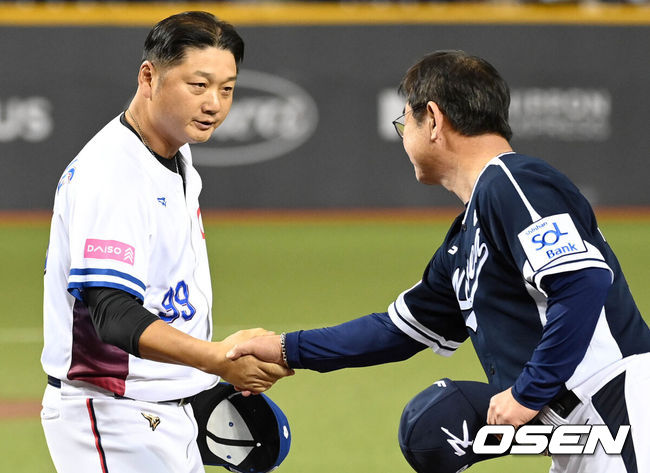 [OSEN=타이베이(대만), 이대선 기자] 13일 오후 대만 타이베이돔에서 세계야구소프트볼연맹(WBSC) 프리미어12 2024 B조 1차전 대한민국과 대만의 경기가 열렸다.대한민국은 1차전 선발투수로 고영표, 대만은 린위민을 내세웠다.경기에 앞서 대만 쩡하오주 감독과 한국 류중일 감독이 인사를 나누고 있다. 2024.11.13 /sunday@osen.co.kr