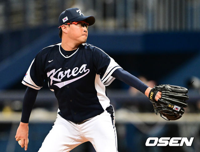 [OSEN=고척, 최규한 기자] 월드베이스볼클래식(WBC) 대표팀이 3일 서울 고척스카이돔에서 SSG 퓨처스팀과 연습경기를 가졌다.5회말 마운드에 오른 대표팀 투수 박세웅이 힘차게 공을 뿌리고 있다. 2023.03.03 / dreamer@osen.co.kr