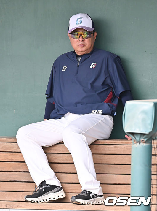 [OSEN=타이난(대만) , 이석우 기자] 프로야구 롯데 자이언츠가 31일(한국시간) 대만 타이난 아시아-태평양 국제야구센터에 스프링캠프를 차리고 구슬땀을 흘렸다.김태형 감독 등코치진과 투수20명,포수5명,내야수9명,외야수7명 등 총41명의 선수단이 1월 20일까지 1차 캠프에서 체력 강화와 기술 훈련을 치른 뒤 21일부터 3월 5일까지 일본 미야자키로 옮겨 2차 캠프에서 구춘리그에 참가해 실전 감각을 점검한다.롯데 김태형 감독이 훈련을 지켜보고 있다. 2026.01.31 / foto0307@osen.co.kr