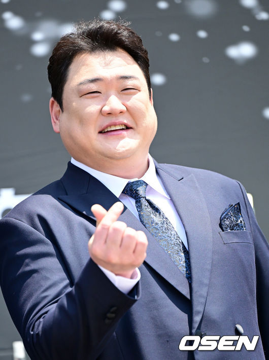 [OSEN=인천, 최규한 기자] 23일 인천 남동체육관에서 KBS 2TV '불후의 명곡' 2025 상반기 왕중왕전 레드카펫이 진행됐다.이번 왕중왕전에는 조째즈, 라포엠, 신승태&최수호, 손태진&전유진, 정준일, 알리, 소향, 허용별, 이승기&이홍기, 최정원&손승연 등이 참가한다.방송인 김준현이 포토타임을 하고 있다. 2025.06.23 / dreamer@osen.co.kr