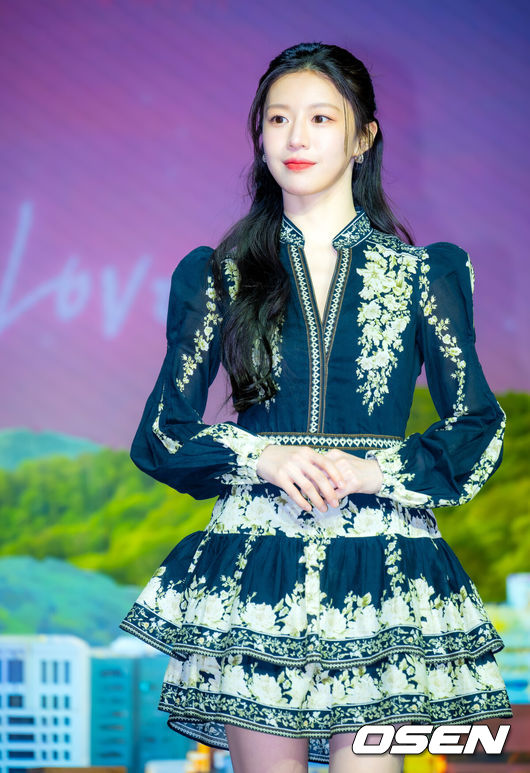 [OSEN=민경훈 기자] 13일 오후 서울 강남구 조선 팰리스 서울 강남 더 그레이트 홀에서 넷플릭스 시리즈 '이 사랑 통역 되나요?' 제작발표회가 열렸다.다중언어 통역사 주호진(김선호)이 글로벌 톱스타 차무희(고윤정)의 통역을 맡게 되면서 펼쳐지는 예측불가 로맨틱 코미디. 오는 16일 공개 예정.배우 고윤정이 기자간담회에 임하고 있다. 2026.01.13 / rumi@osen.co.kr