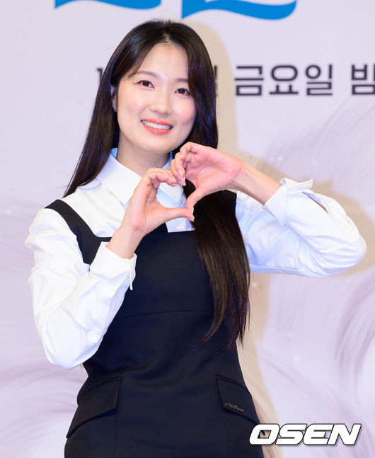 [OSEN=지형준 기자] 16일 오후 서울 목동 SBS에서 SBS새 금토드라마‘오늘부터 인간입니다만’ 제작발표회가 열렸다.‘오늘부터 인간입니다만’(극본 박찬영·조아영,연출 김정권)은 인간이 되기 싫은MZ구미호와 자기애 과잉 인간의 좌충우돌 망생 구원 판타지 로맨스다.연애 빼고 다해본 모태솔로 구미호 은호(김혜윤 분)와 한순간의 선택으로 운명이 바뀐 축구스타 강시열(로몬 분)이‘혐관’에서‘운명’으로 얽히며 벌어지는 이야기를 그린다.배우 김혜윤이 포토타임을 하고 있다. 2026.01.16 / jpnews@osen.co.kr