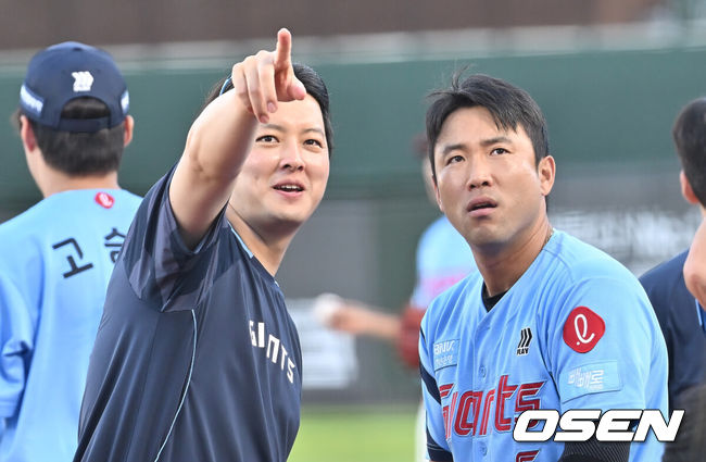 [OSEN=부산, 이석우 기자]  롯데 자이언츠 김원중, 전준우 077 2025.07.29 / foto0307@osen.co.kr