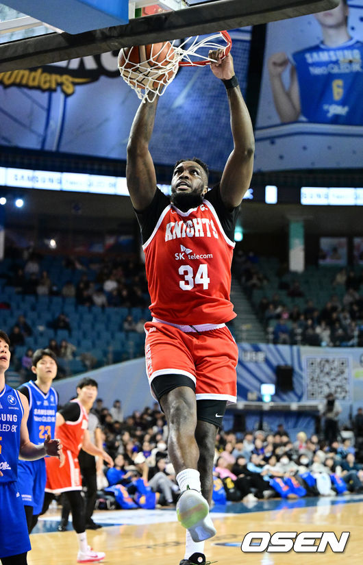 [OSEN=잠실실내체, 지형준 기자] 17일 오후 서울 잠실실내체육관에서 2025-2026 LG전자 프로농구 서울 삼성과 서울 SK의 경기가 열렸다.삼성은 9위(13승 28패), SK는 공동 2위(26승 15패)를 기록 중이다.2쿼터 SK 워니가 덩크를 성공시키고 있다. 2026.02.17 /jpnews@osen.co.kr