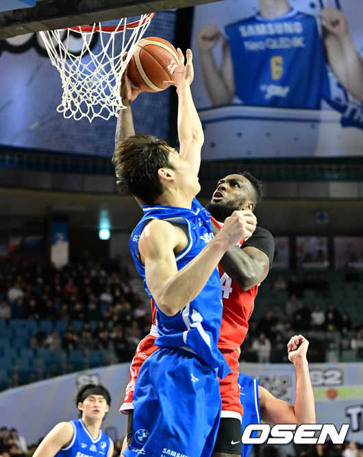 [OSEN=잠실실내체, 지형준 기자] 17일 오후 서울 잠실실내체육관에서 2025-2026 LG전자 프로농구 서울 삼성과 서울 SK의 경기가 열렸다.삼성은 9위(13승 28패), SK는 공동 2위(26승 15패)를 기록 중이다.2쿼터 SK 워니가 삼성 이원석의 수비를 피해 슛을 시도하고 있다. 2026.02.17 /jpnews@osen.co.kr