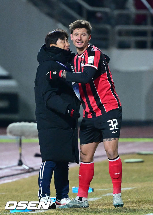 [OSEN=목동, 최규한 기자] 17일 오후 서울 목동종합운동장에서 2025-26시즌 아시아축구연맹(AFC) 챔피언스리그 엘리트(ACLE) 리그 스테이지 동아시아 그룹 8차전 FC서울과 산프레체 히로시마의 맞대결이 열렸다.FC서울은 승점 9로 6위, 히로시마는 승점 14로 3위에 자리하고 있다. 서울은 16강 진출을 위해 승리가 필요하다.전반 FC서울 파트리크 클리말라가 페널티킥 선제골을 작렬시키고 김기동 감독과 인사를 나누고 있다. 2026.02.17 / dreamer@osen.co.kr