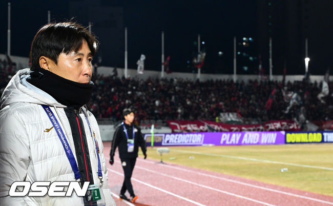 [OSEN=목동, 최규한 기자] 17일 오후 서울 목동종합운동장에서 2025-26시즌 아시아축구연맹(AFC) 챔피언스리그 엘리트(ACLE) 리그 스테이지 동아시아 그룹 8차전 FC서울과 산프레체 히로시마의 맞대결이 열렸다.FC서울은 승점 9로 6위, 히로시마는 승점 14로 3위에 자리하고 있다. 서울은 16강 진출을 위해 승리가 필요하다.경기를 앞두고 FC서울 김기동 감독이 피치를 주시하고 있다. 2026.02.17 / dreamer@osen.co.kr