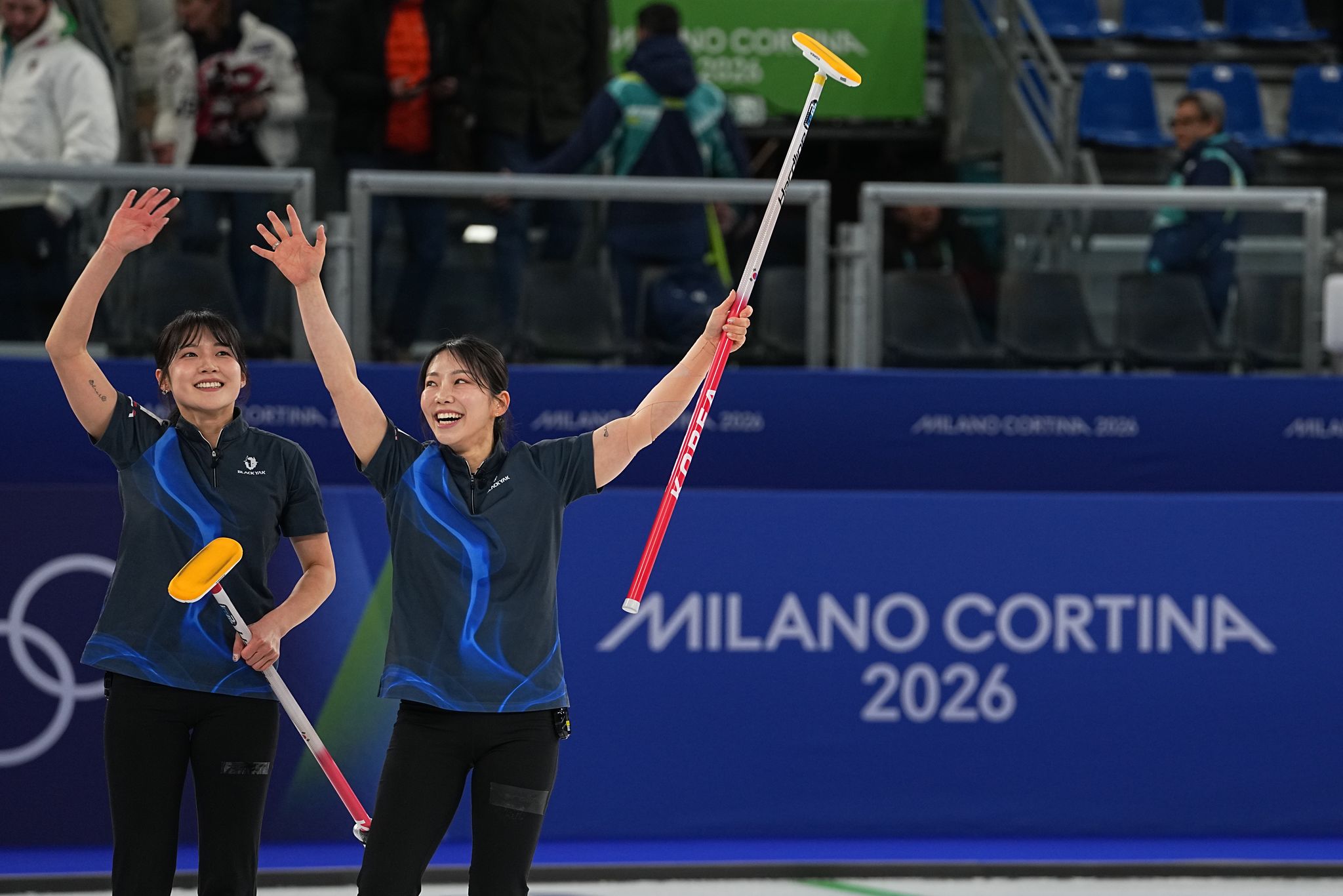 설예은과 김수지가 중국전에 승리한 뒤 환호하고 있다. AP=연합뉴스