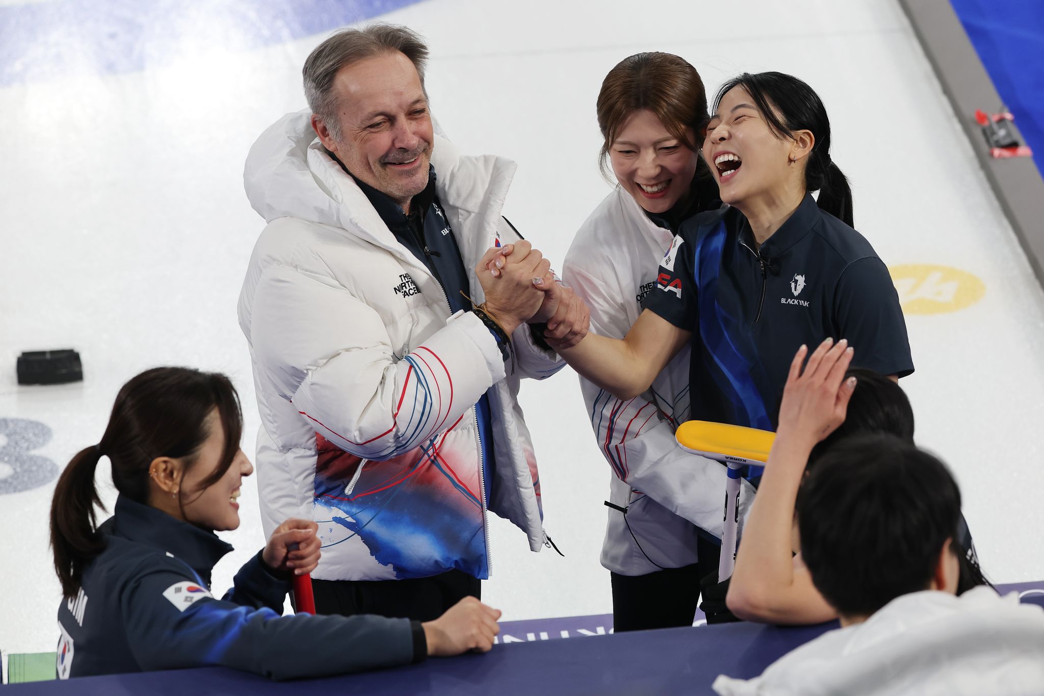 16일(현지시간) 이탈리아 코르티나담페초 컬링 올림픽 스타디움에서 열린 2026 밀라노ㆍ코르티나담페초 동계올림픽 컬링 여자 라운드로빈 한국과 중국의 경기에서 10-9로 승리를 거둔 한국 대표팀 선수들이 기 헤밍스 감독과 함께 기뻐하고 있다. 연합뉴스