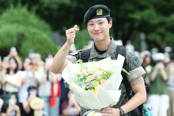 지난해 7월 가수 우즈(WOODZ, 본명 조승연)가 서울 노원구 육군사관학교에서 전역식을 마친 뒤 인사를 하고 있다. [사진 뉴스1]