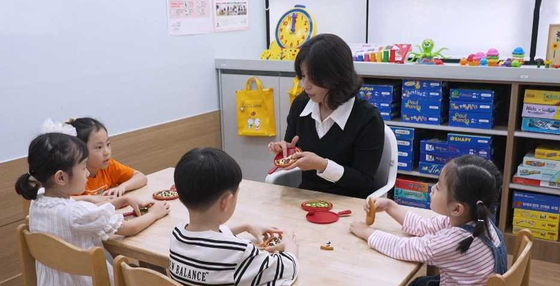 5세 아이들이 아담리즈수학 학원에서 여러 교구를 활용한 수업을 받고 있다. 사진 아담리즈수학