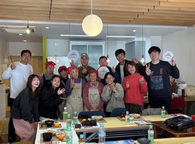 후쿠오카현 후쿠오카시에 위치한 할머니 카페의 고령자 직원들과 지역 주민들. 사진 인스타그램 캡처
