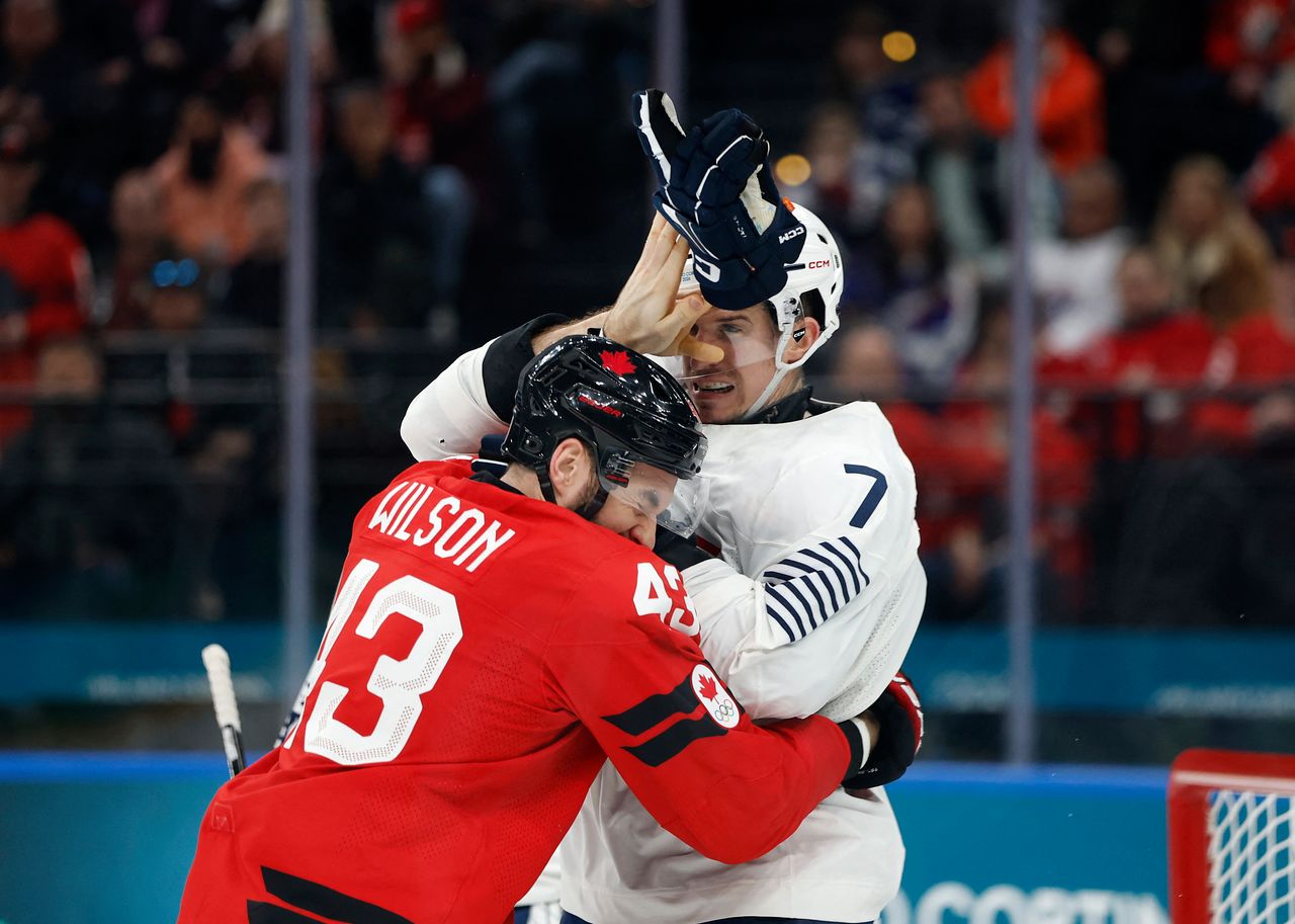 지난 16일 남자 아이스하키 경기 도중 난투극을 벌은 프랑스의 피에르 크리농(오른쪽)과 캐나다의 톰 윌슨. 로이터=연합뉴스