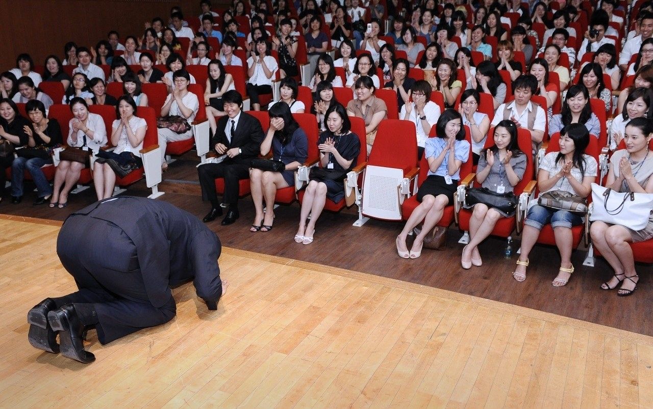 2009년 8월 오세훈 서울시장은 120 다산콜센터 직원들의 노고에 감사를 표시하며 큰절을 올렸다. [사진 서울시]