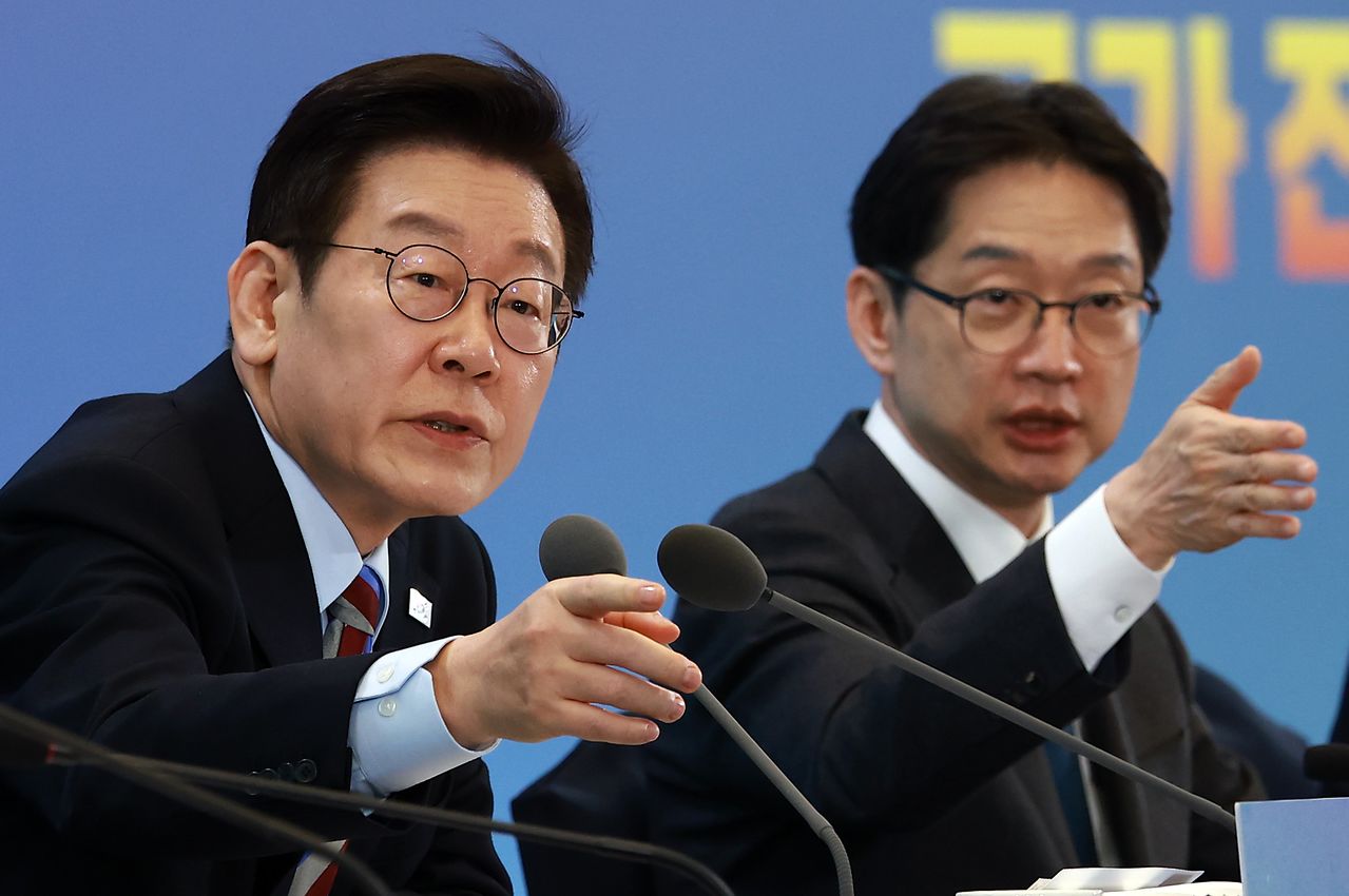 이재명 대통령이 6일 오후 경남 창원컨벤션센터에서 열린 ‘경남의 마음을 듣다’ 타운홀미팅에서 질문을 받고 있다. 청와대사진기자단