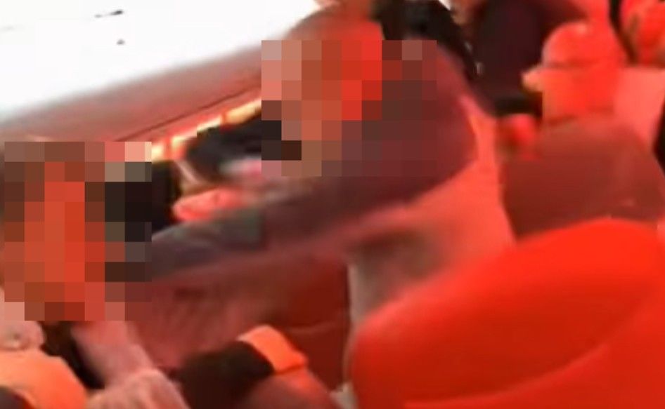 승객들의 난투극에 아수라장이 된 기내. 사진 더 선 캡처