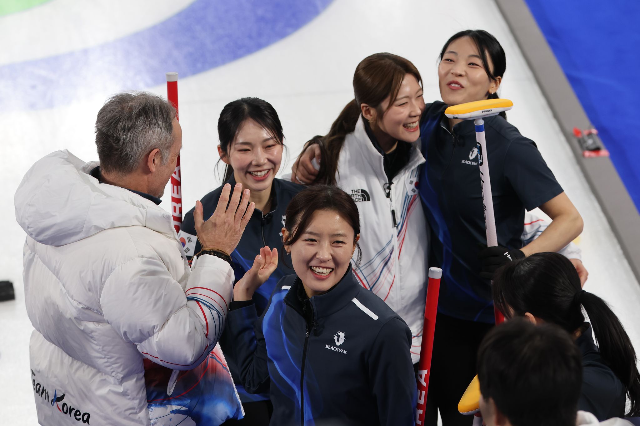 16일(현지시간) 이탈리아 코르티나담페초 컬링 올림픽 스타디움에서 열린 2026 밀라노ㆍ코르티나담페초 동계올림픽 컬링 여자 라운드로빈 한국과 중국의 경기에서 10-9로 승리를 거둔 한국 대표팀 선수들이 기뻐하고 있다. 연합뉴스