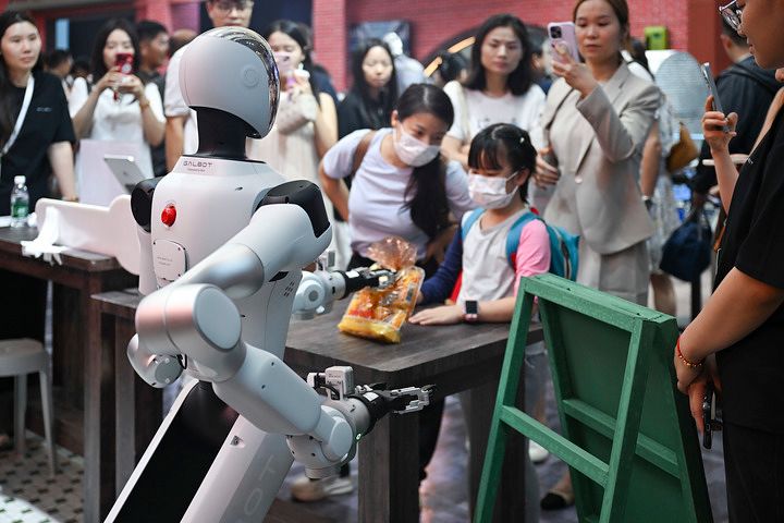 소매 판매 매장에서 응용 가능한 인허(銀河)범용로봇(Galbot∙갤봇)의 로봇이 지난해 7월 26일 상품 판매 기능을 시연하고 있다. 신화통신