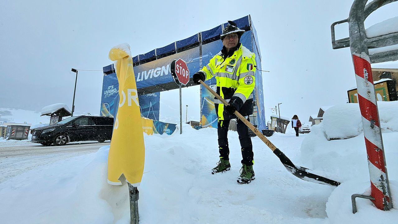 17일(현지시간) 이탈리아 리비뇨 파크에서 관계자들이 눈을 치우고 있다. 이날 리비뇨 지역에 폭설이 내려 유승은이 출전하는 스노보드 여자 슬로프스타일 결선이 연기됐다. 김종호 기자 20260217