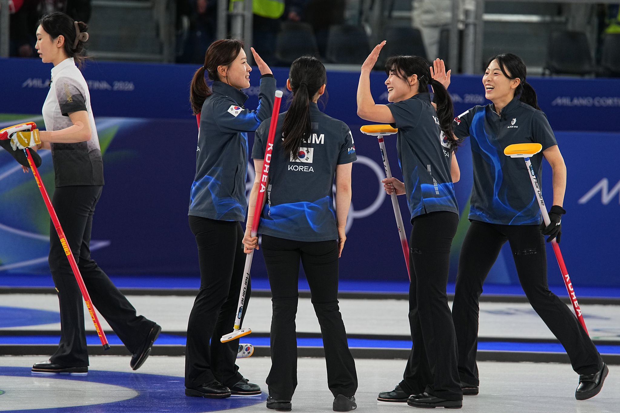중국전에서 승리한 뒤 환호하는 한국 여자 컬링 대표팀. AP=연합뉴스