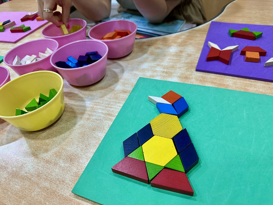 '아이 수학 머리를 키워주고 싶다'는 양육자가 늘면서 수학을 시작하는 연령도 낮아지고 있다. 수학 교구로 시작해 4세 때 놀이 수학 학원에 다니는 식이다. 사진은 수학 교구로 활동하는 모습. 사진 이연희씨