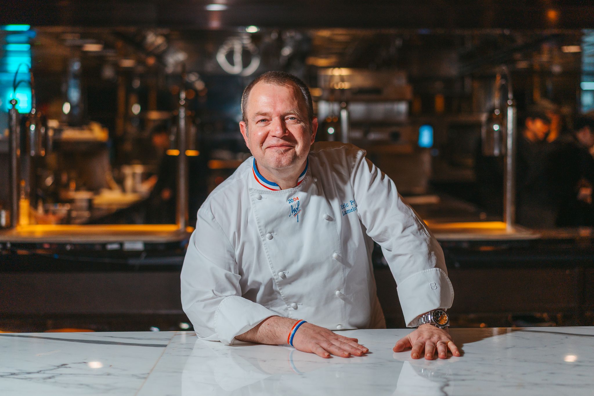 세계적인 요리 거장 에릭 프라가 인천 파라다이스시티 ‘새라새’의 갈라 디너를 위해 한국을 찾았다. 18년째 '미쉐린 가이드' 3스타를 받은 인물로, 그의 조리복 옷깃에 새겨진 3색 줄무늬는 프랑스 '최고 장인(MOF)'에만 허락하는 장식이다. 백종현 기자