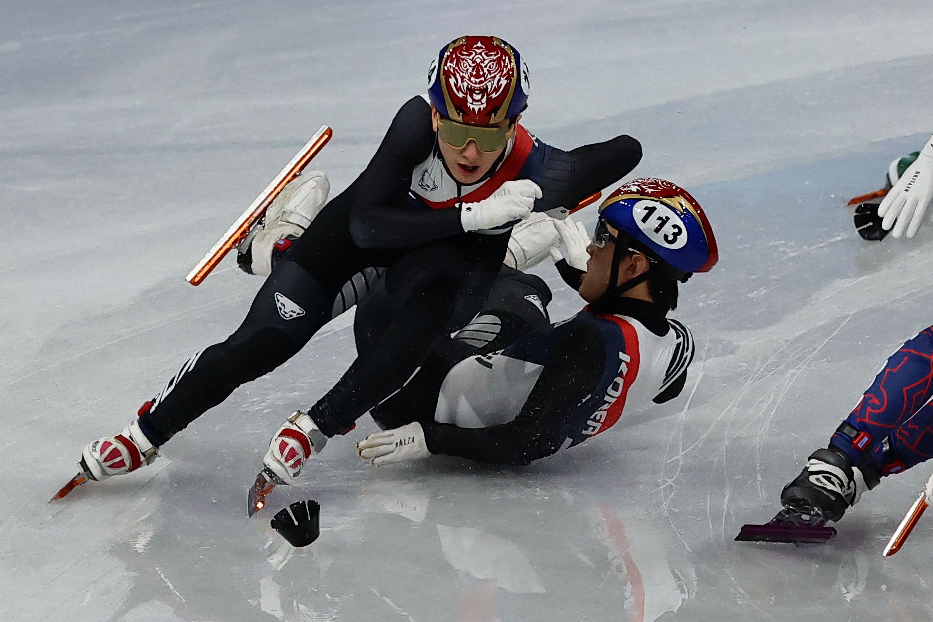 쇼트트랙 임종언이 14일(현지 시간) 이탈리아 밀라노 아이스 스케이팅 아레나에서 열린 2026 밀라노 코르티나 담페초 동계올림픽 쇼트트랙 스피드스케이팅 남자 1500m 준결승에서 미끄러 넘어지고 있다. 김종호 기자 