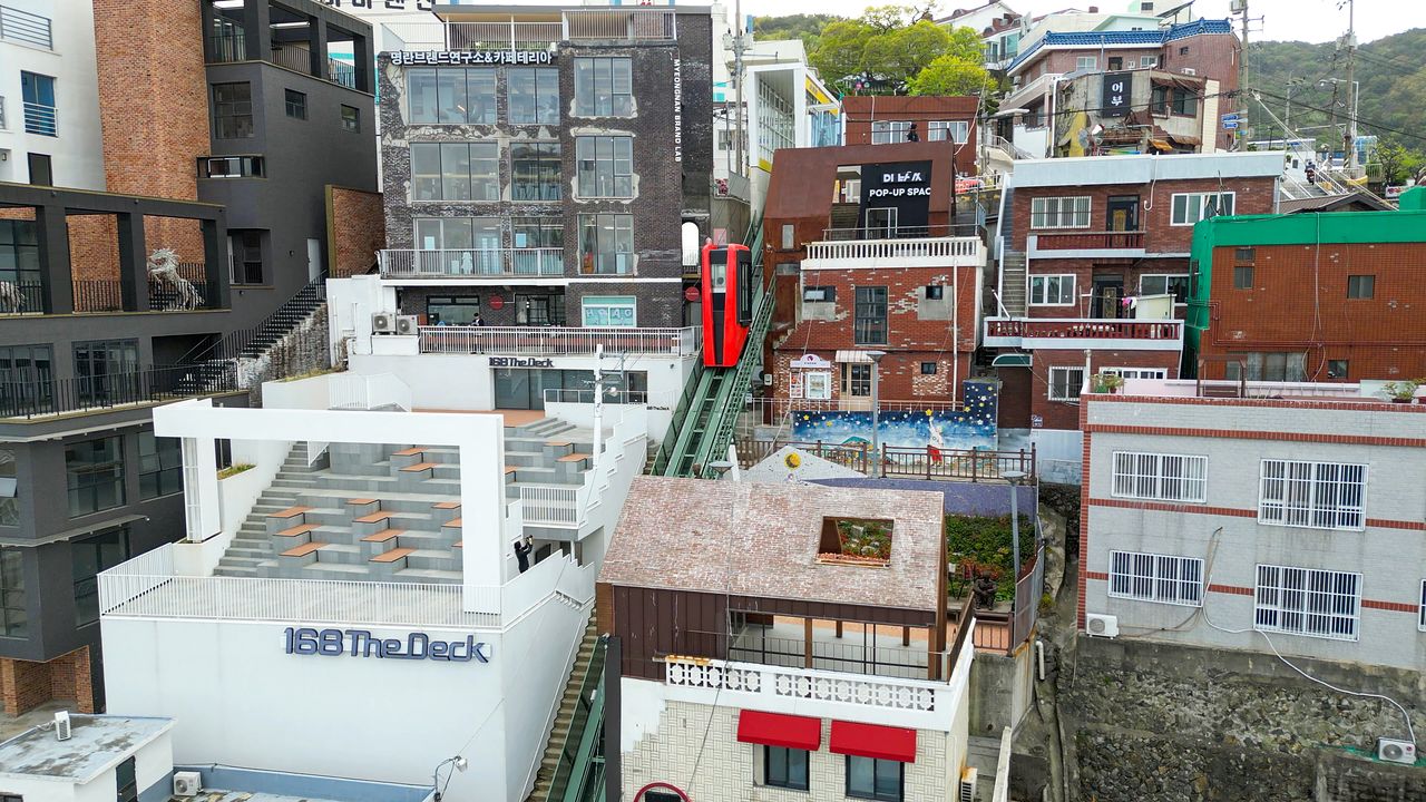 지난해 3월 '부산 창업가꿈 5호점'으로 지정된 이바구길에 청년 창업가 6명이 창업을 했다. 사진 동구청