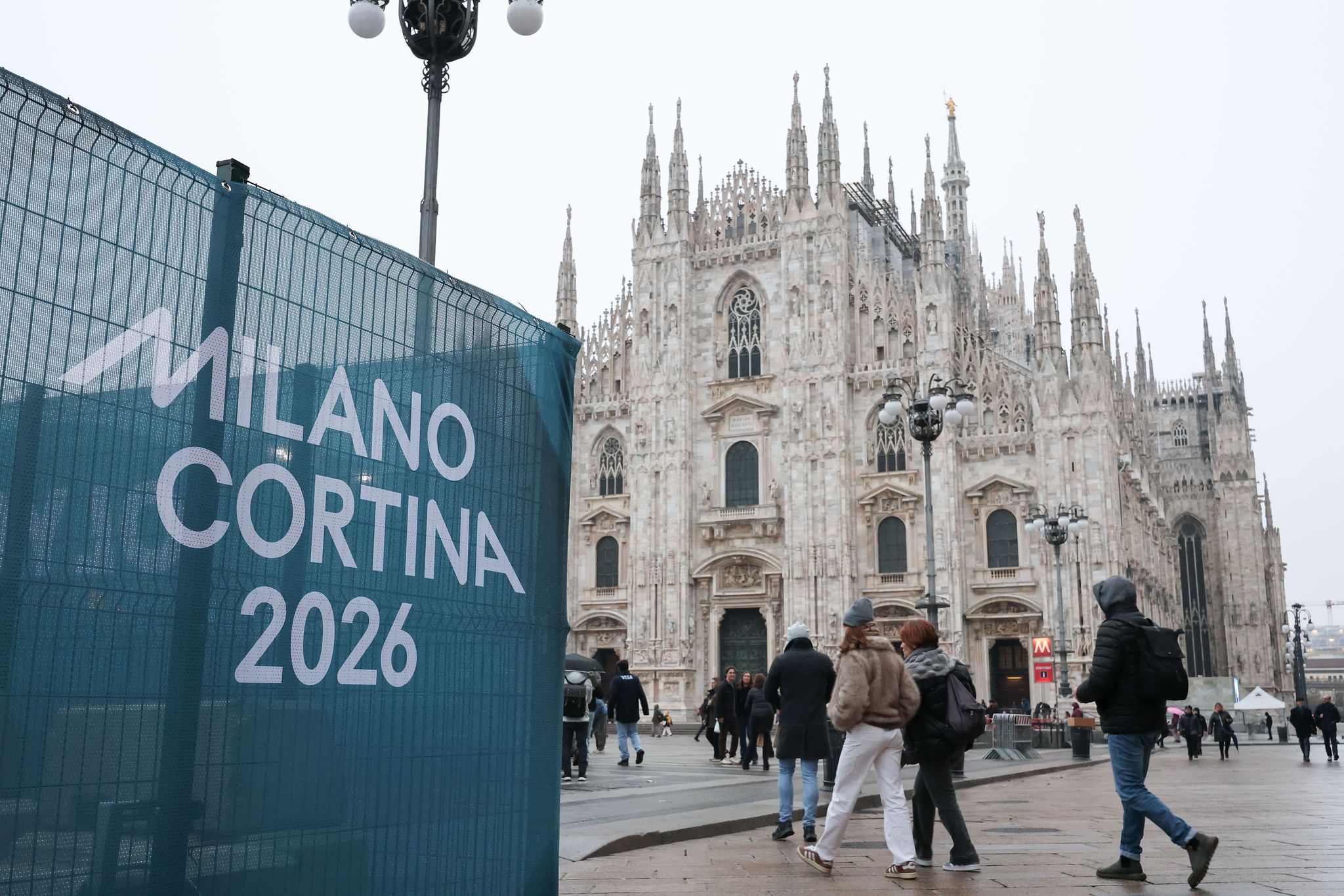 2026 밀라노-코르티나 동계올림픽 개막을 사흘 앞둔 3일 이탈리아 밀라노 두오모 성당 인근에 동계올림픽을 홍보하는 시설물과 펜스가 설치되어 있다. 김종호 기자