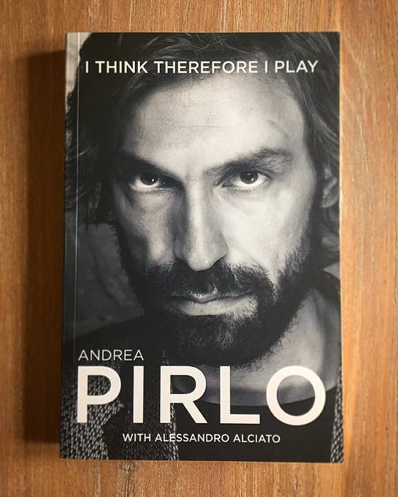  피를로는 자서전에 AC밀란 시절 유럽 챔피언스리그에서 맨유 박지성에게 꽁꽁 묶였던 이야기를 적었다. 퍼거슨 맨유 감독은 박지성을 풀어 자신을 그림자처럼 뒤쫓도록 했고, 박지성은 유명 선수였음에도 경비견 역할을 마다하지 않았다고 했다. 사진 피를로 인스타그램