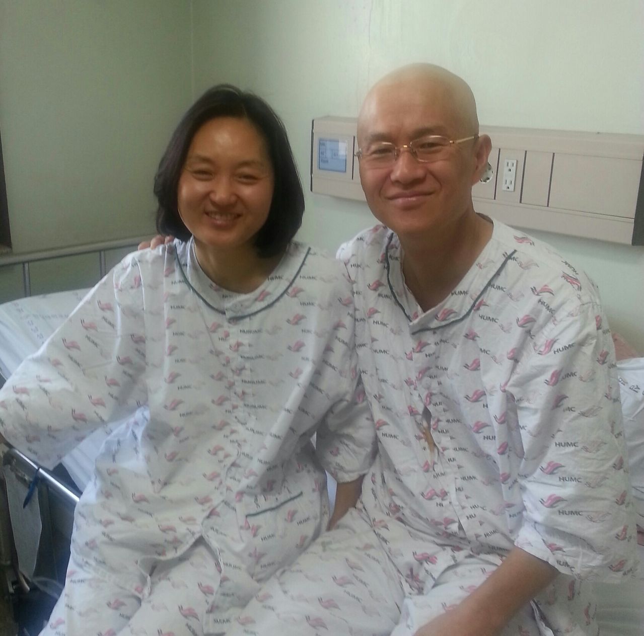 2013년 유방암 투병 중이던 아내 이은희 녹십자진단검사센터 진단검사의학과 교수(왼쪽)와 김병천 교수가 함께 병원에서 환자복을 입고 찍은 사진. 부부는 현재 모두 건강한 상태다. 사진 김병천 교수 제공