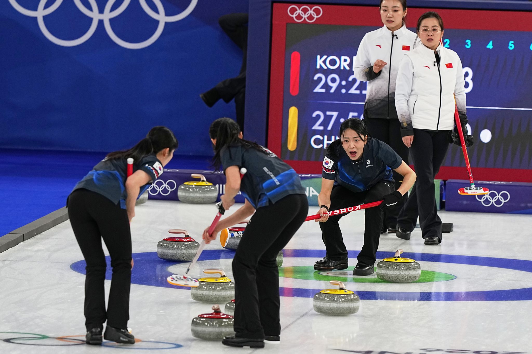 16일(현지시간) 한국 여자 컬링 대표팀이 중국과 경기하고 있다. AP=연합뉴스