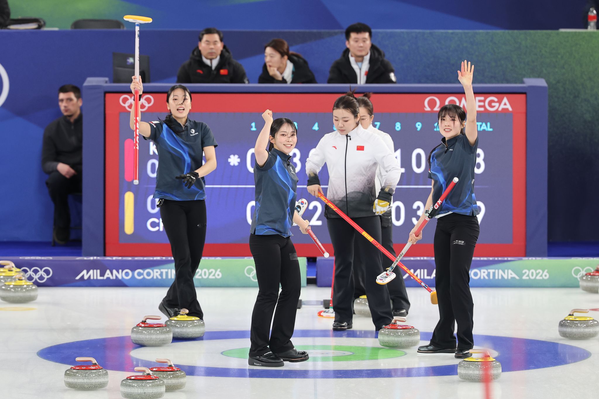16일(현지시간) 이탈리아 코르티나담페초 컬링 올림픽 스타디움에서 열린 2026 밀라노ㆍ코르티나담페초 동계올림픽 컬링 여자 라운드로빈 한국과 중국의 경기.   10엔드 한국이 8-9로 한 점 뒤쳐진 상황에서 재역전 가능성을 만든 한국 대표팀 선수들이 기뻐하고 있다. 연합뉴스
