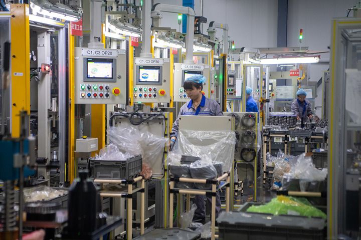 지난해 2월 26일 충칭(重慶)시 비산(璧山)구에 위치한 란다이(藍黛)테크그룹의 생산 작업장에서 근무 중인 직원. 신화통신