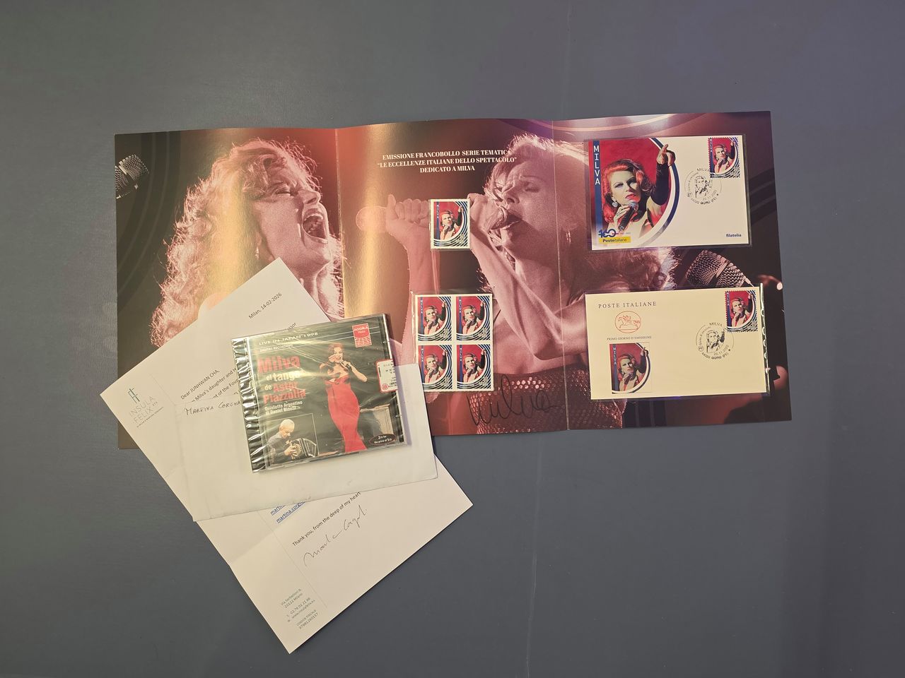 코르냐티 씨가 차준환에게 선물한 밀바의 CD와 특별 우표 세트. 사진=대한체육회