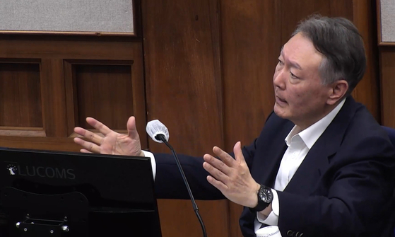 윤석열 전 대통령이 지난해 12월 24일 서울 서초구 서울중앙지법에서 열린 내란 우두머리 혐의 속행 공판에 출석해 발언하고 있다. 사진 서울중앙지법