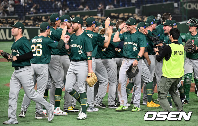 [OSEN=도쿄(일본), 손용호 기자]한국이 9일 일본 도쿄돔에서 열린‘2023 월드베이스볼클래식(WBC)’ 1라운드 B조 첫 경기 호주와의 경기에서 7-8 역전패를 당했다. 충격적인 패배였다. 홈런 3방(솔로, 스리런, 스리런)을 허용한 것이 패인이었다.호주 선수들이 승리 하이파이브를 하고 있다. 2023.03.09 /spjj@osen.co.kr
