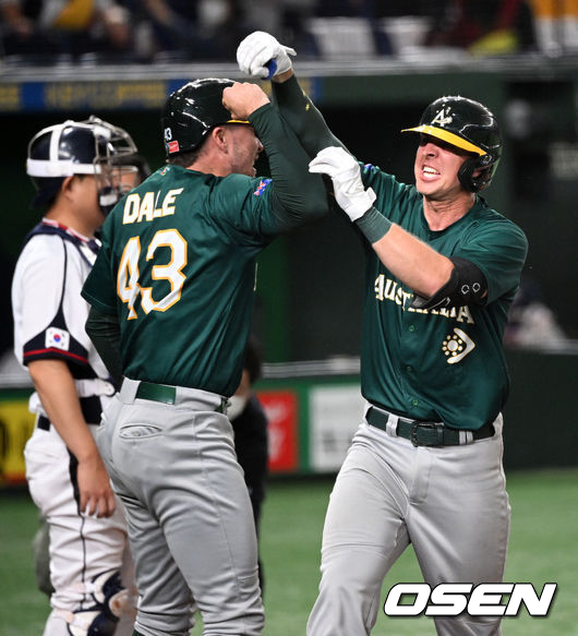 [OSEN=도쿄(일본), 손용호 기자]이강철감독이 이끄는 한국 월드베이스볼클래식(WBC) 대표팀이 9일 일본 도쿄돔에서 호주와 1라운드 B조 첫 경기를 가졌다.8회초 1사 2, 3루에서 호주 로비 퍼킨스가 스리런포를 날리고 제러드 데일과 기뻐하고 있다. 2023.03.09 /spjj@osen.co.kr