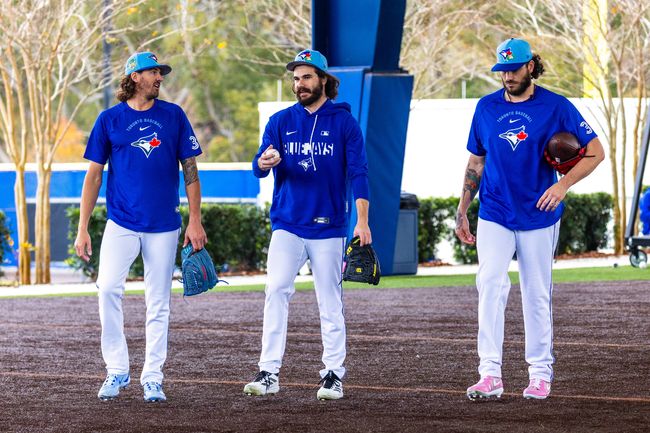 토론토 코디 폰세(오른쪽)가 케빈 가우스먼, 딜린 시즈와 함께 움직이고 있다. /토론토 블루제이스 SNS