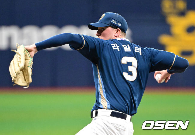 [OSEN=고척, 조은정 기자]11일 오후 서울 고척스카이돔에서 2025 신한 SOL Bank KBO리그 키움 히어로즈와 NC 다이노스의 경기가 열렸다. 키움은 하영민, NC는 라일리를 선발 투수로 내세웠다.1회말 NC 선발 라일리가 역투하고 있다. 2025.06.11 /cej@osen.co.kr