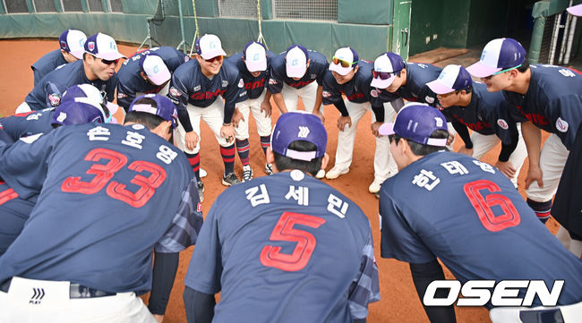 [OSEN=타이난(대만) , 이석우 기자] 프로야구 롯데 자이언츠가 2일(한국시간) 대만 타이난 아시아-태평양 국제야구센터에 스프링캠프를 차리고 구슬땀을 흘렸다.김태형 감독 등코치진과 투수20명,포수5명,내야수9명,외야수7명 등 총41명의 선수단이 1월 20일까지 1차 캠프에서 체력 강화와 기술 훈련을 치른 뒤 21일부터 3월 5일까지 일본 미야자키로 옮겨 2차 캠프에서 구춘리그에 참가해 실전 감각을 점검한다. 롯데 선수들이 훈련 시작전 구호를 외치고 있다. 2026.02.02 / foto0307@osen.co.kr