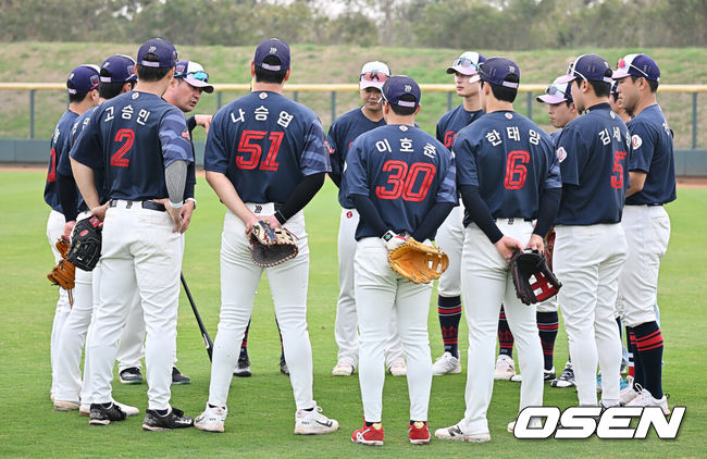 [OSEN=타이난(대만) , 이석우 기자] 프로야구 롯데 자이언츠가 31일(한국시간) 대만 타이난 아시아-태평양 국제야구센터에 스프링캠프를 차리고 구슬땀을 흘렸다.김태형 감독 등코치진과 투수20명,포수5명,내야수9명,외야수7명 등 총41명의 선수단이 1월 20일까지 1차 캠프에서 체력 강화와 기술 훈련을 치른 뒤 21일부터 3월 5일까지 일본 미야자키로 옮겨 2차 캠프에서 구춘리그에 참가해 실전 감각을 점검한다.롯데 야수들이 훈련에 앞서 문규현 코치의 얘기를 듣고 있다. 2026.01.31 / foto0307@osen.co.kr